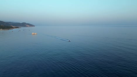 Jetski-Fährt-In-Der-Abenddämmerung-Auf-Ruhigem-Wasser-Auf-Dem-Meer