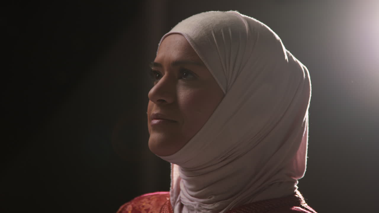 평평한 배경에 히자브를 입은 무슬림 여성의 스튜디오 초상화 2