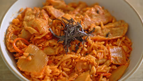 arroz frito kimchi con carne de cerdo en rodajas - estilo de comida coreana