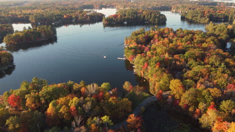 imágenes panorámicas aéreas del depósito de agua en la naturaleza otoñal en un día soleado