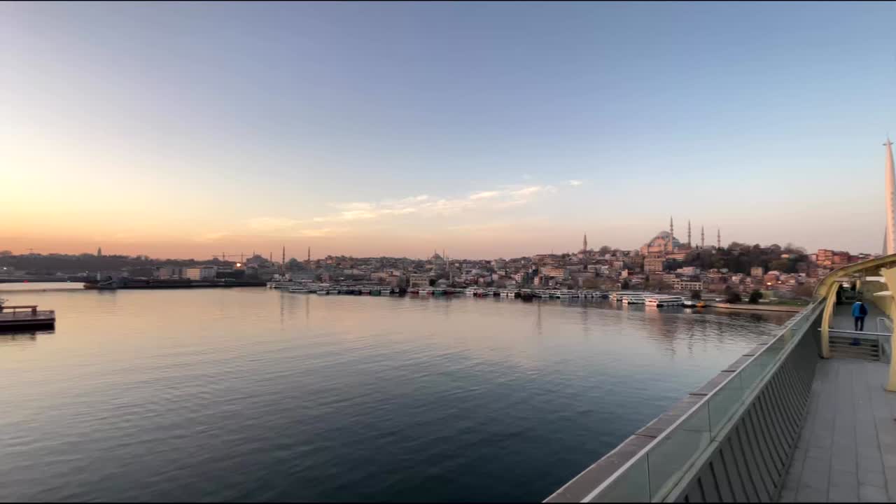 estambul y la ciudad vieja desde el puente del metro del cuerno de oro