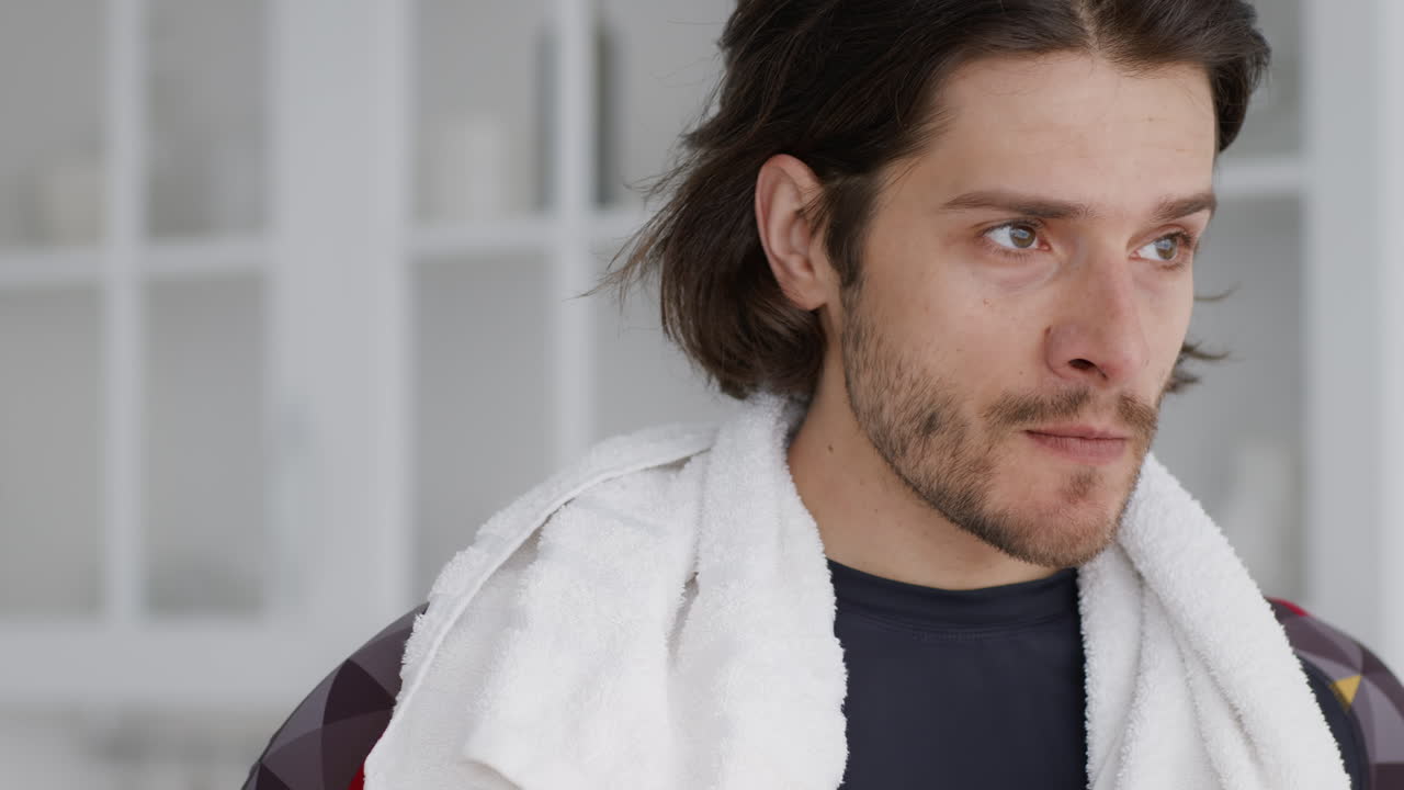 운동 후 휴식을 취하는 사람