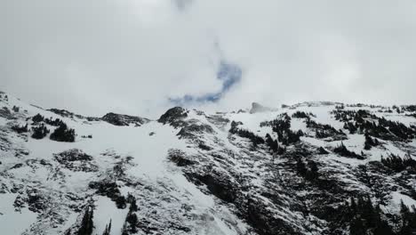 Paisaje-De-Montaña-Rocosa-Nevada-Con-árboles