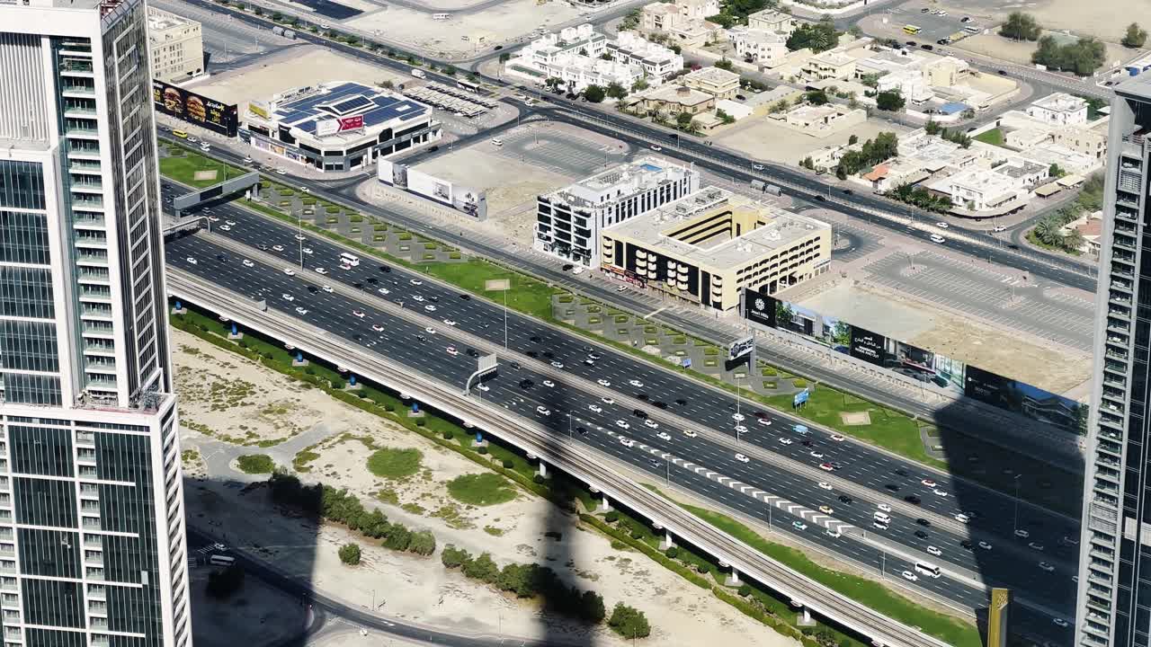 두바이 의 도로 에 있는 부르지 칼리파 의 그림자 와 함께 셰이크 자예드 도로 를 바라보는 느린 움직임 의 촬영