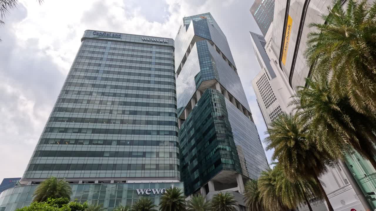 lapso de tiempo de rascacielos y nubes en movimiento