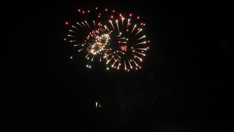 espectáculo de fuegos artificiales en cámara lenta