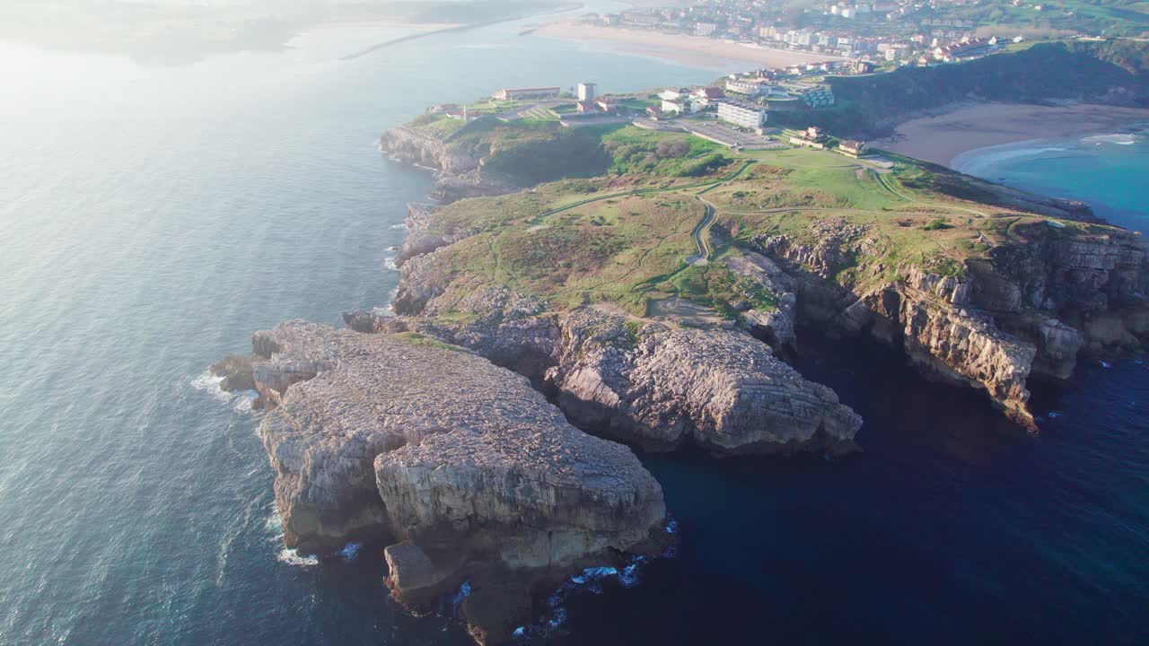 vista panorámica de un pintoresco paisaje costero en suances, cantabria, españa
