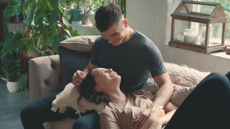 Mulher Feliz Deitada, Jovem Acariciando o Cabelo Dela