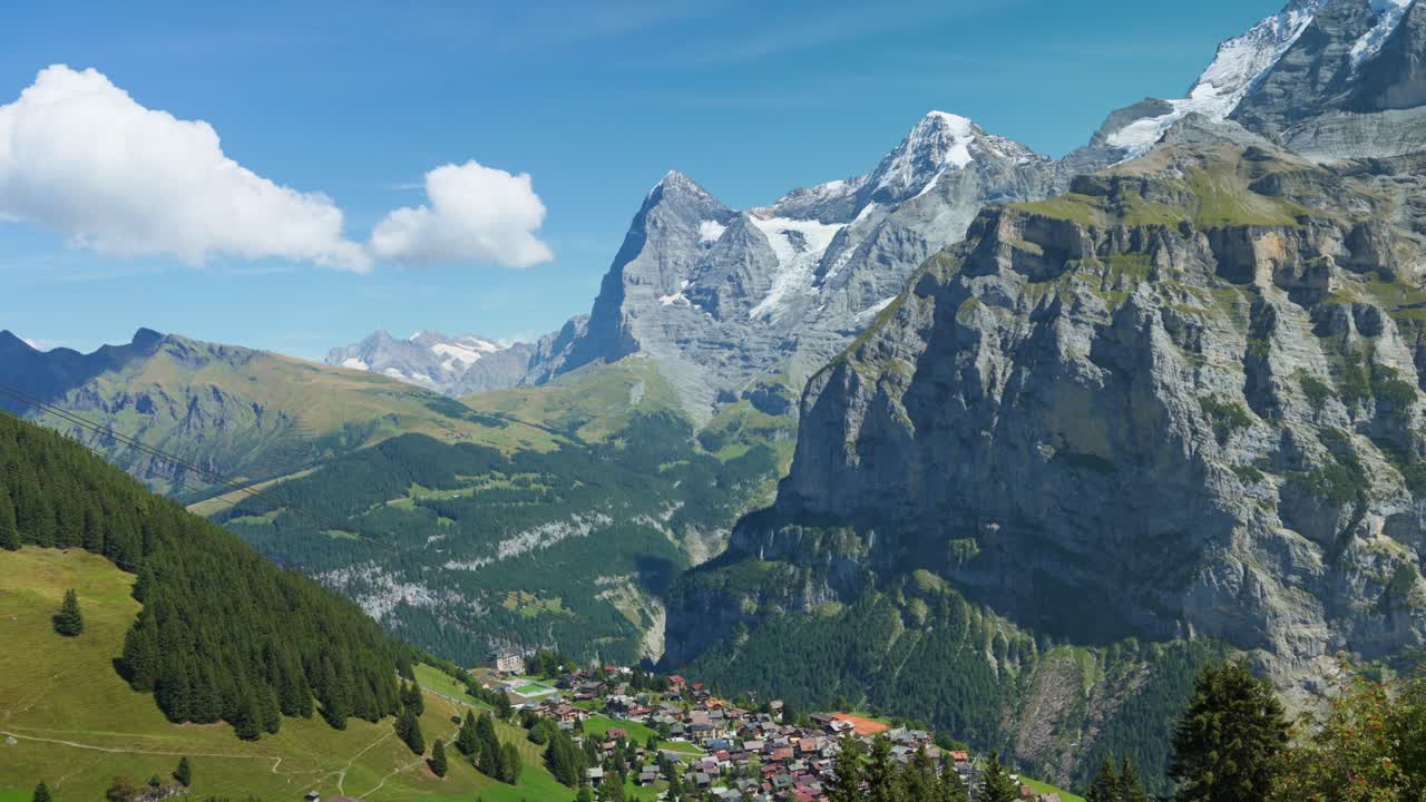 스위스 라우터브룬의 산꼭대기와 정착촌의 아름다움에 대한 정적