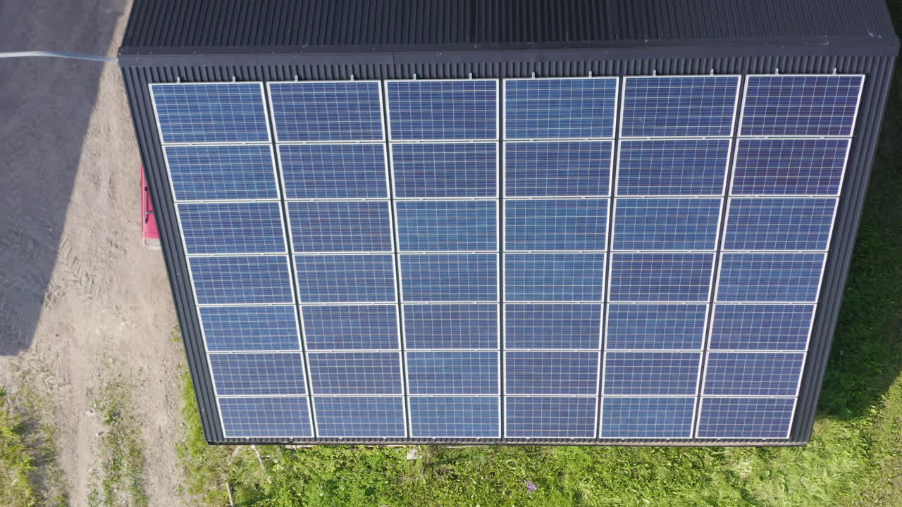 I pannelli solari coprono un lato del tetto, sfruttando l'energia solare