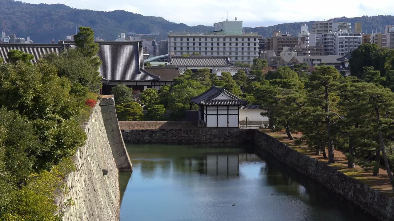 Nijo-slottets Momoyama-mon-port i Kyoto.