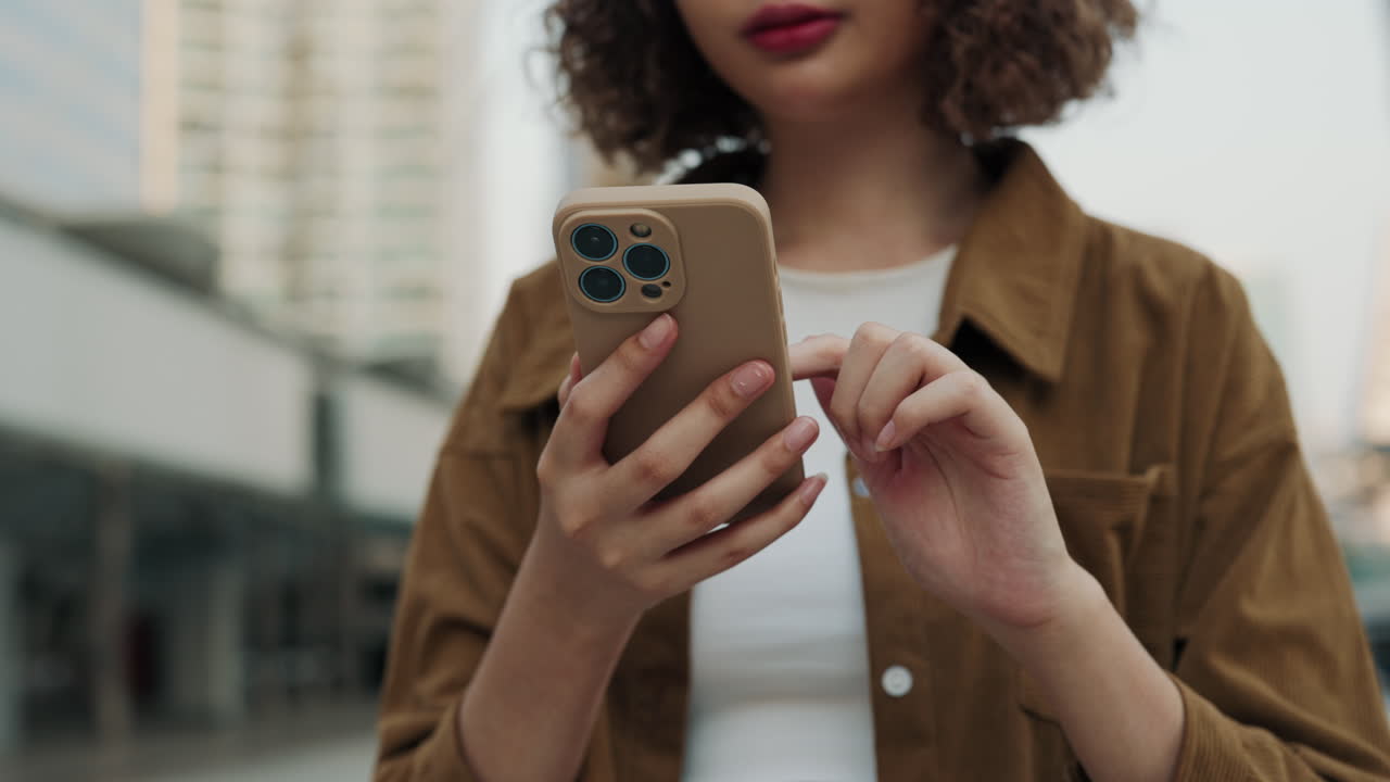 mujer usando un teléfono inteligente en la ciudad