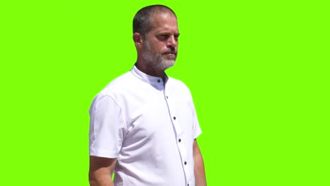 Ein-Fleißiger-Mann-In-Aktion,-Vor-Einem-Greenscreen-Hintergrund,-Blickt-Zur-Seite,-Während-Er-Gekonnt-Mit-Virtuellen-Tasten-Interagiert-Und-So-Die-Essenz-Von-Produktivität-Und-Technologie-Einfängt