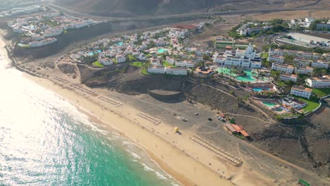 Vista-Aérea-De-Un-Hotel-De-Lujo-A-Lo-Largo-De-La-Costa-Hotel-Princess-Fuerteventura,-Islas-Canarias,-España