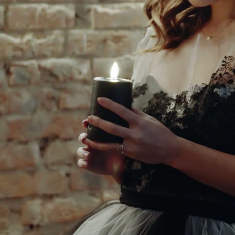 mujer con velas magia de adivinación