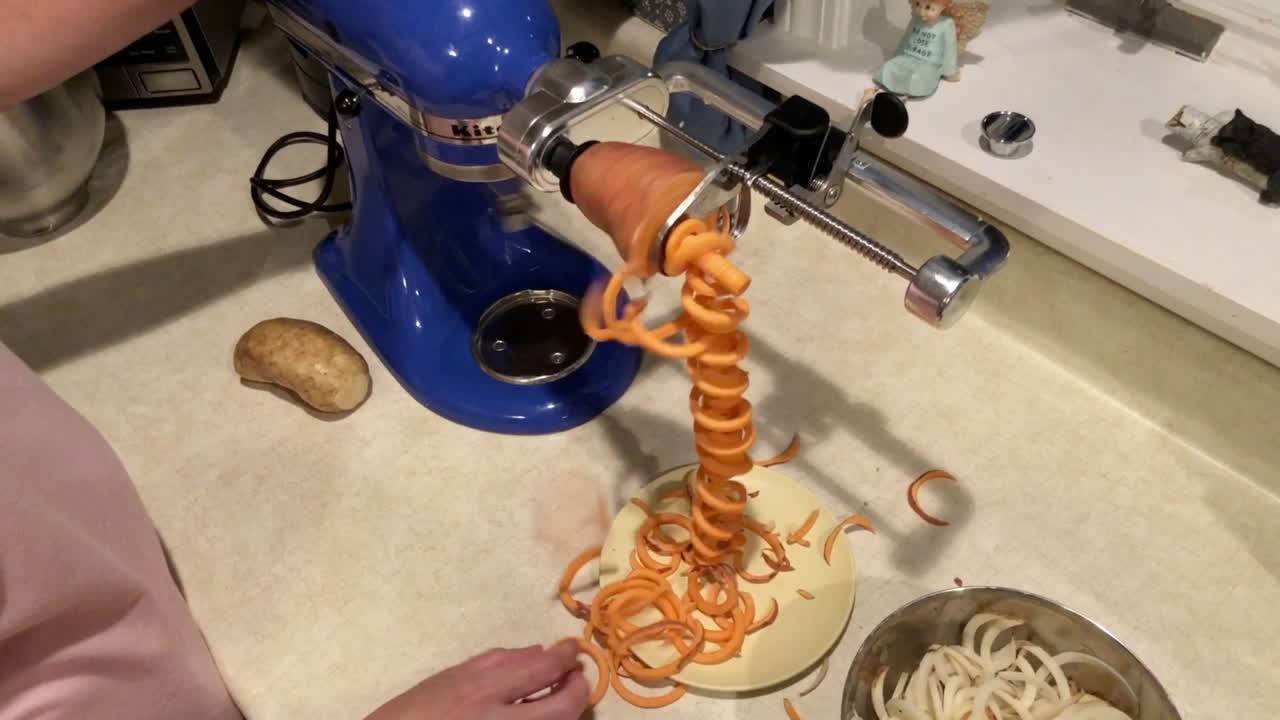 очистка свежего сладкого картофеля для приготовления блюд