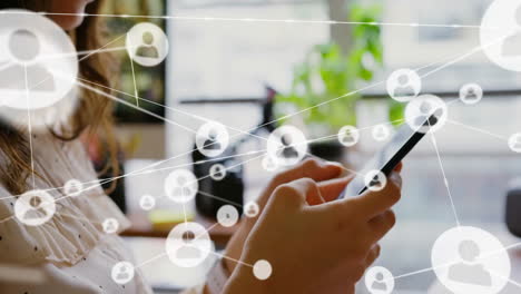 sosteniendo un teléfono inteligente, persona conectada a la red social animación en el fondo