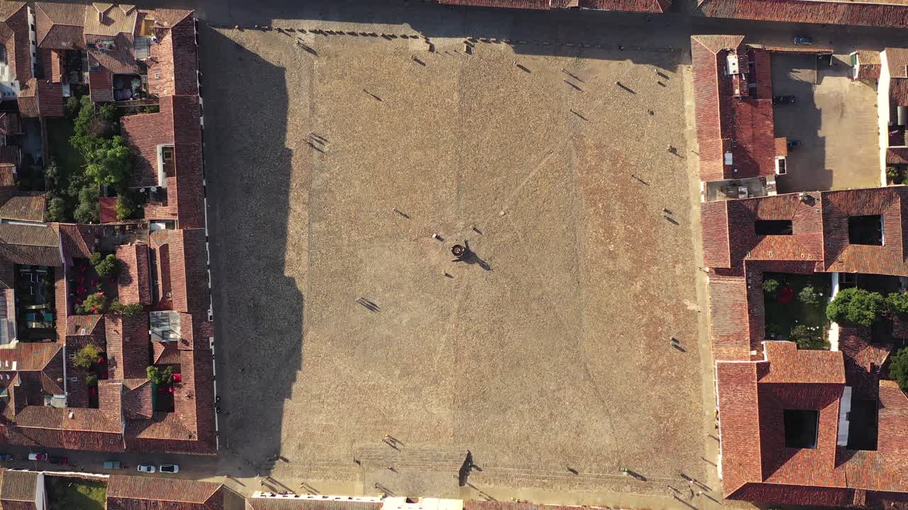 toma aérea de drones de arriba hacia abajo de la plaza principal de villa de leyva, pequeña ciudad colonial en el campo de colombia, vista de ángulo alto