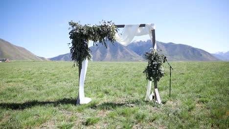 Hermoso-Arco-De-Bodas-Para-La-Ceremonia-De-Recepción-De-Bodas,-Estilo-De-Decoración-Al-Aire-Libre