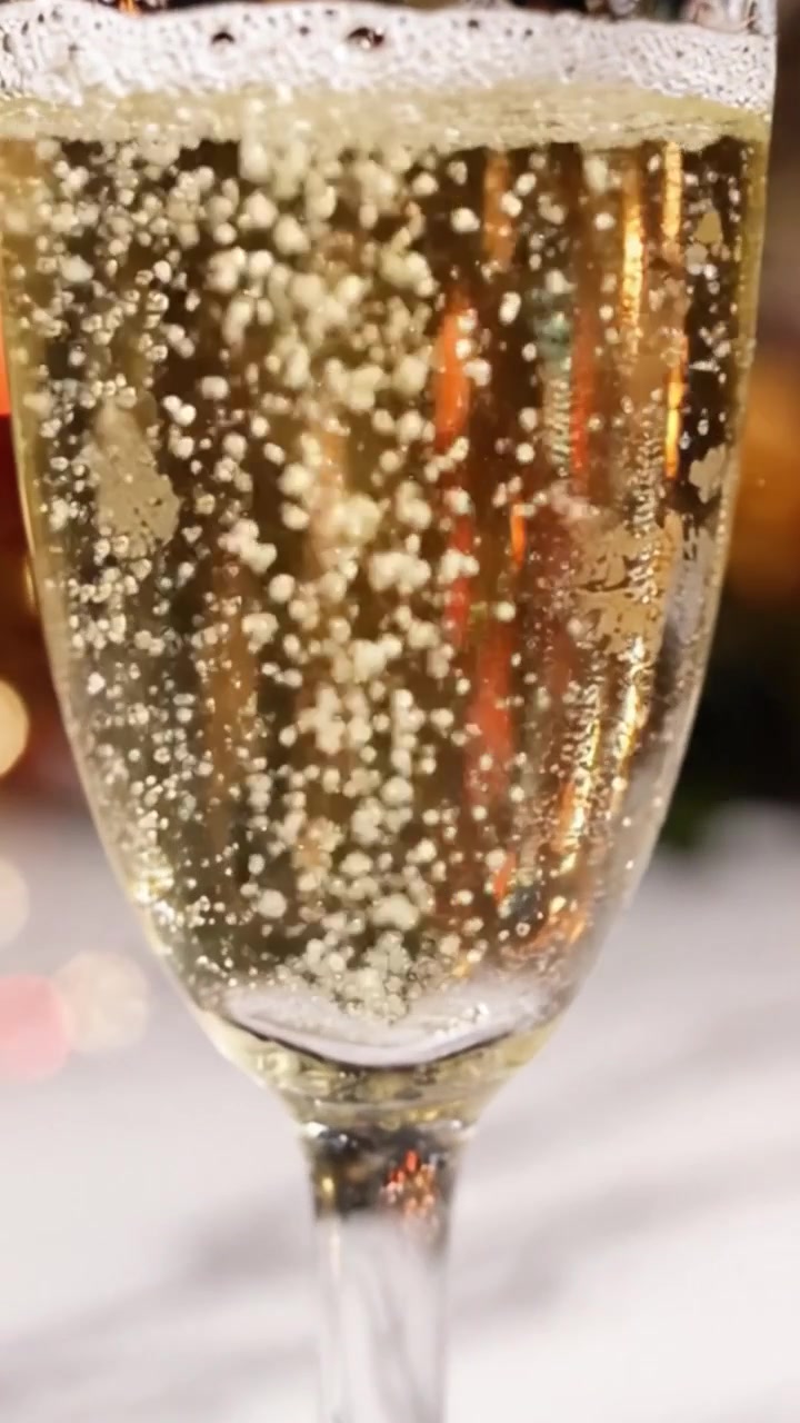 Bollicine Celebrative: Primo piano di vino spumante in un bicchiere flute, che mostra eleganza effervescente e un'atmosfera festiva ideale per occasioni speciali.