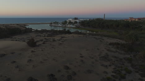 amanecer mágico sobre las arenas de maspalomas y la naturaleza: vista aérea en gran canaria