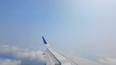 increíble vista del cielo desde la ventana del avión en mumbai