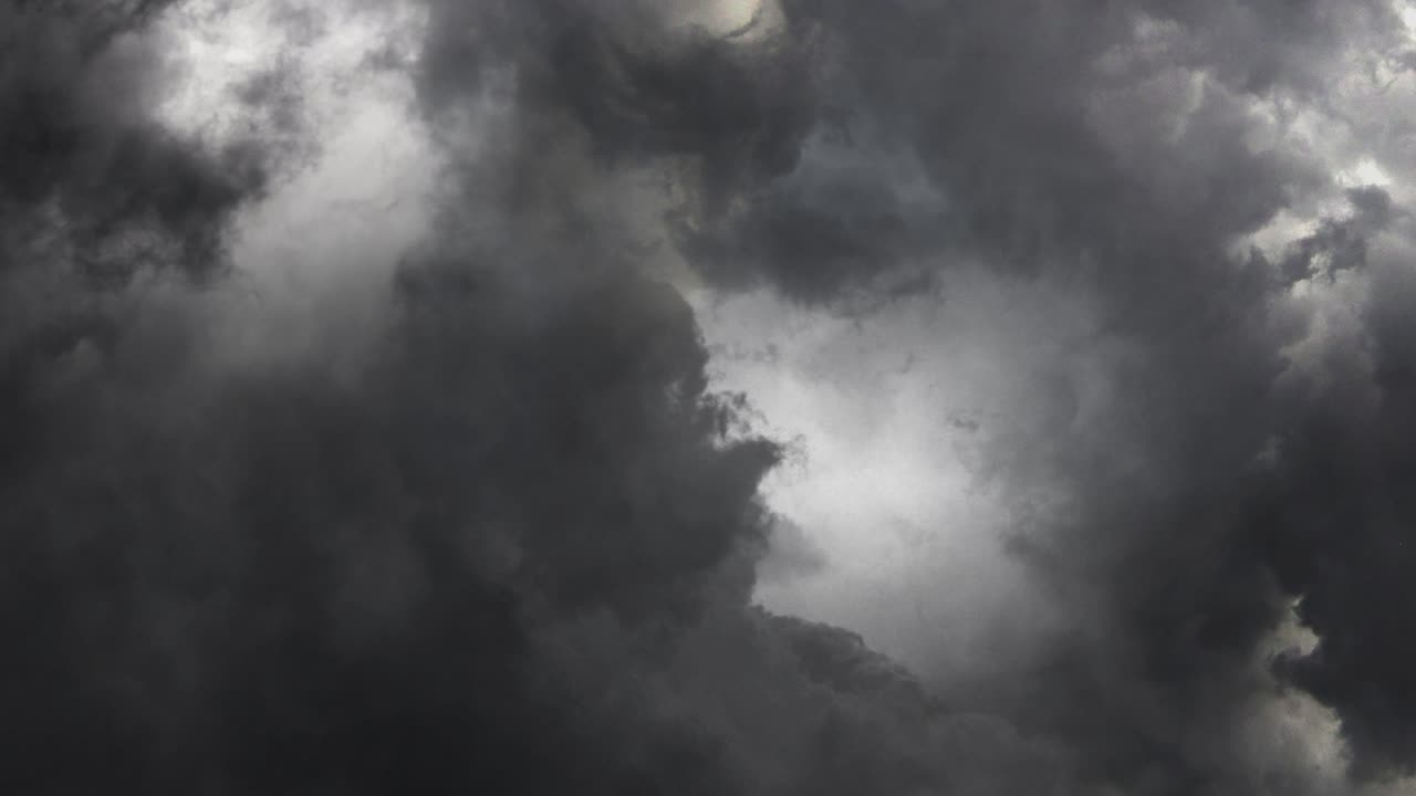 tormenta de rayos masiva en el cielo oscuro 4k