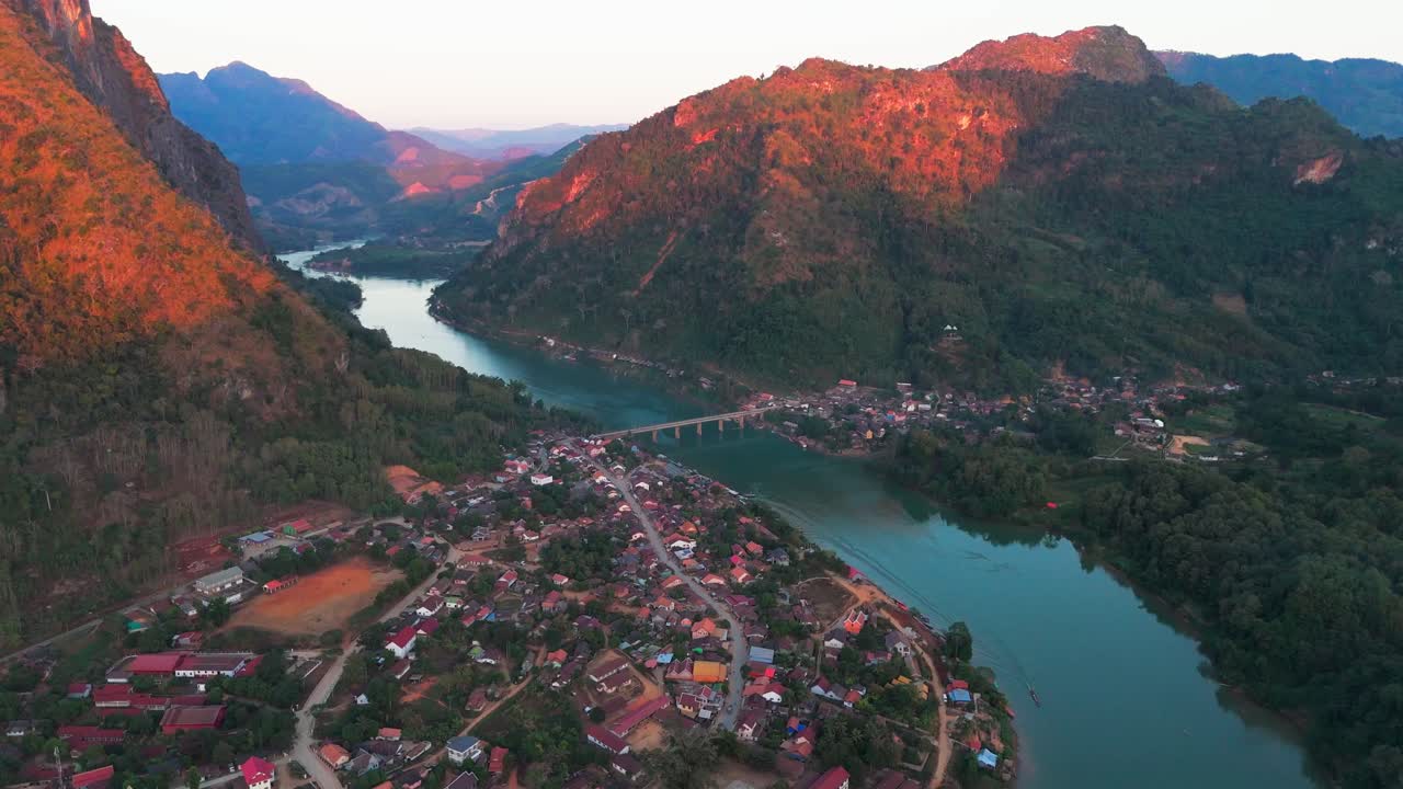 vista aérea de alto ángulo al atardecer de la aldea de nong khiaw en la provincia de luang prabang del norte de laos en el río nam ou paisaje panorámico de montaña paraíso en el sureste de asia