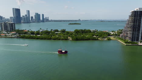 Vista-Aérea-Alrededor-De-Un-Viejo-Barco-Pesquero-Saliendo-De-Miami,-Día-Soleado-En-Florida,-Estados-Unidos