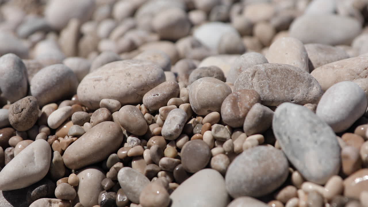 textura de playa con guijarros arrojados a la orilla, concepto de viajes y vacaciones