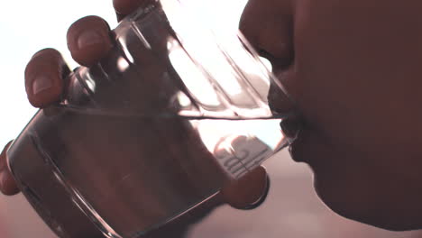 primer plano de la boca de una mujer bebiendo agua para un estilo de vida saludable