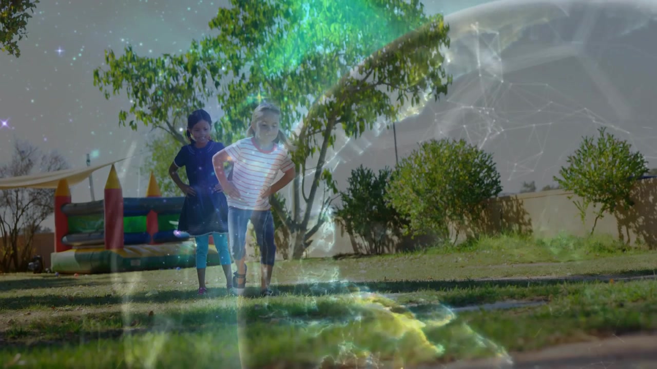 Ragazza in primo piano che si china e salta il marciapiede per giocare, mentre il bagliore di una nebulosa illumina e oscura la scena.