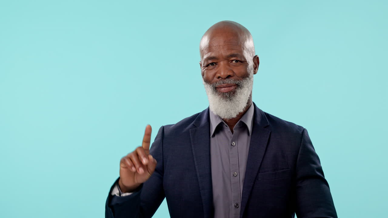 señalando, emocionado y hombre negro de negocios en el estudio