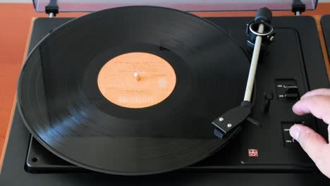 apagar el tocadiscos de vinilo, encuadre superior