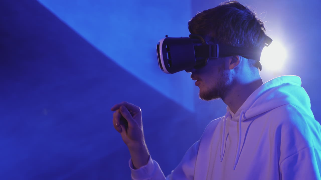 joven usando un auricular vr en un colorido fondo de luz de neón