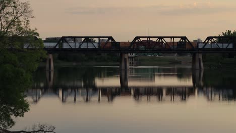 Tren-Cruzando-El-Río-Durante-El-Amanecer