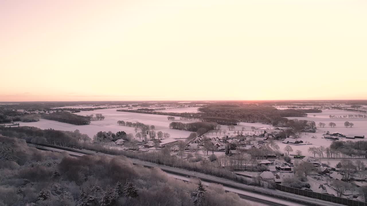 눈 인 마을의 해가 뜨는 공중 풍경