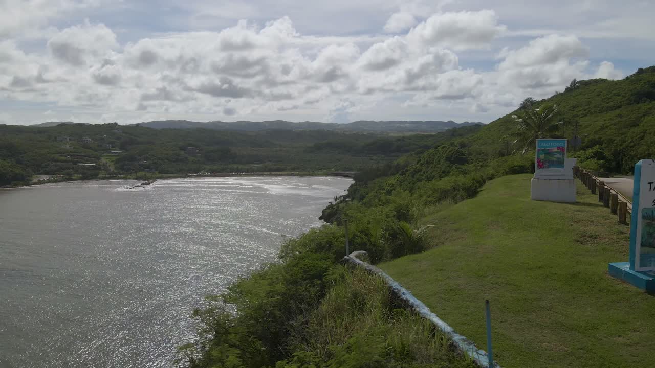 vista aérea de los acantilados en el lado este de guam camino a las cataratas talofofo