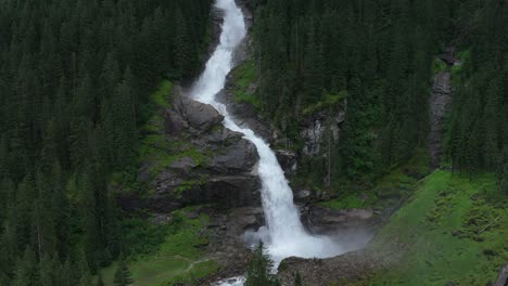 Wildwasser-Stürzt-Einen-Wasserfall-Hinunter
