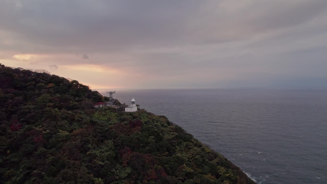 paisaje aéreo de un acantilado geométrico al horizonte japonés en kyotango destino de viaje nubes moviéndose en kansai, japón, islas del atardecer, cielo en la hora dorada con gradientes rosados disparo de descubrimiento