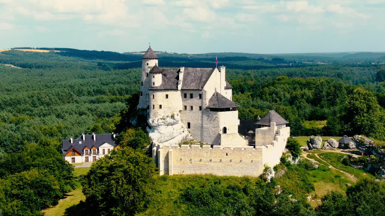 Vista aerea mattutina del castello reale medievale di Bobolice