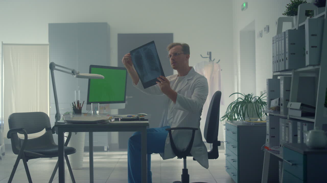 consulta médica en línea utilizando una computadora de maqueta en la clínica. hombre trabajando a distancia.