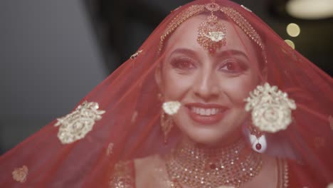 Encantadora-Novia-India-Con-Su-Tradicional-Velo-Rojo-De-Boda