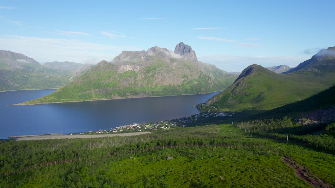 fotografía aérea del pueblo de fjordgard en senja, noruega, que muestra las hermosas vistas que verá durante una caminata de verano a segla y hesten.
