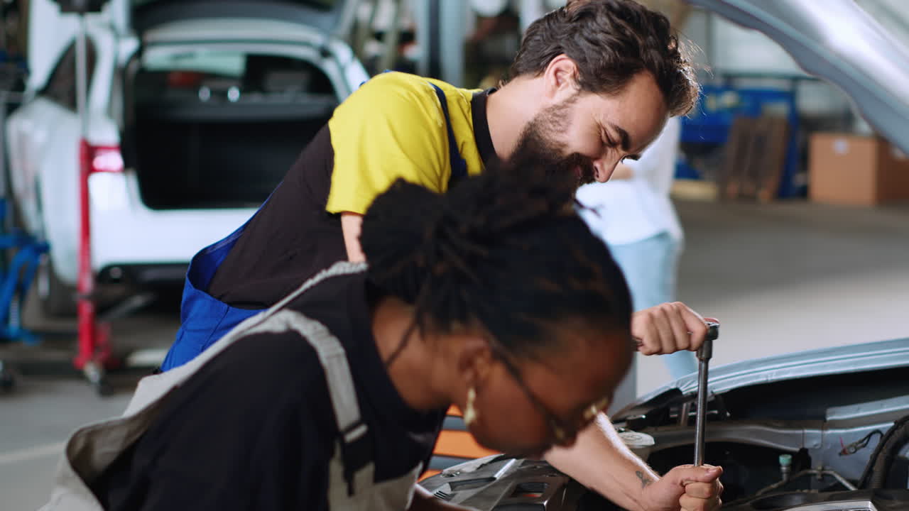 mecánicos de coworking reparando coches