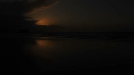 hermoso atardecer sobre el mar junto a casa del mar, tarfaya, marruecos