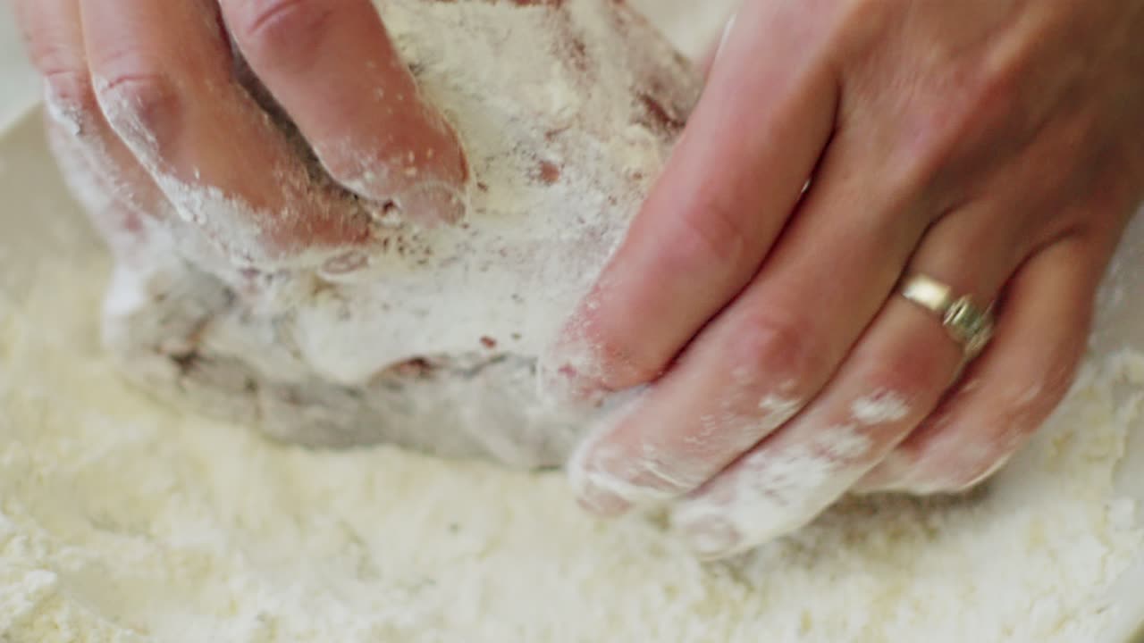 ⁇ 기 전 밀가루 에 송아지  ⁇ 어리 를 굴리는 여자