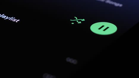 tocando el icono de pausa verde en la pantalla táctil en spotify