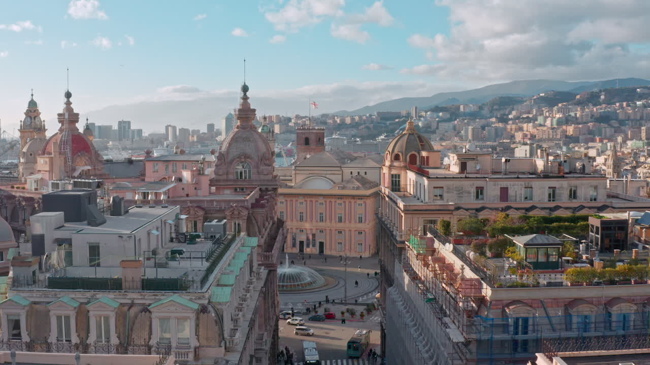 페라리 광장 주변 제노아의 매력적인 건축물과 스카이라인