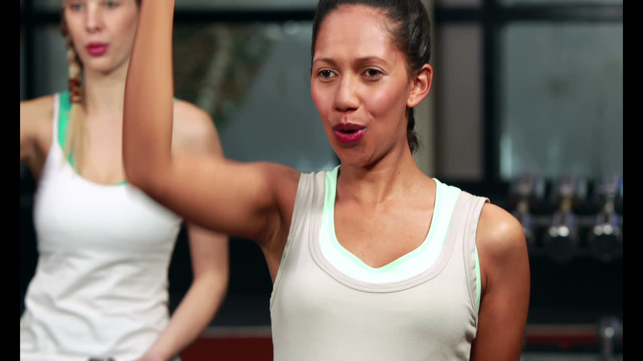 피트니스 스튜디오에서 임신한 여성